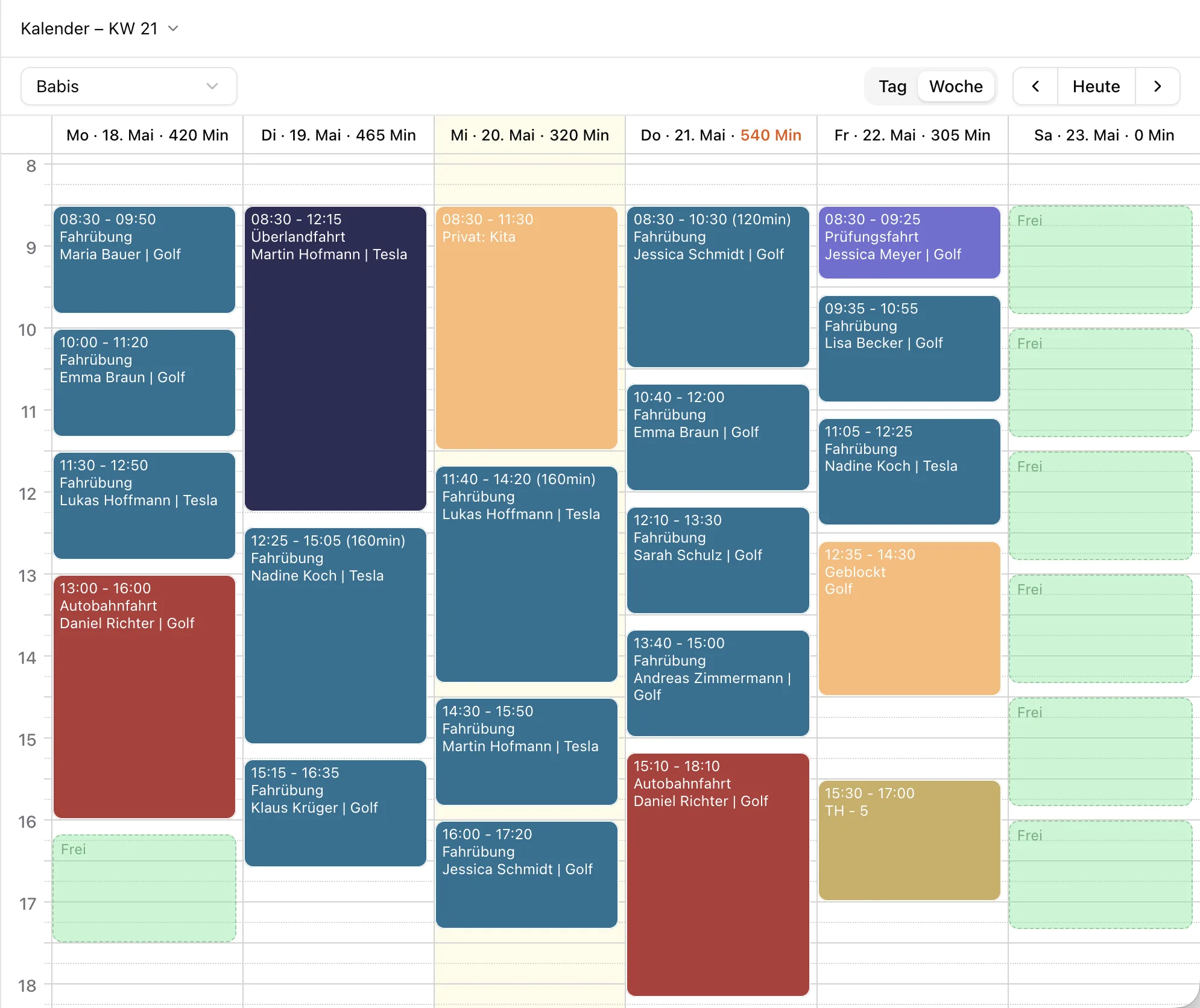 Roadli Kalender in der Wochenansicht mit Fahrstunden, Theorie, blockierten Zeiten und freien Zeitfenstern